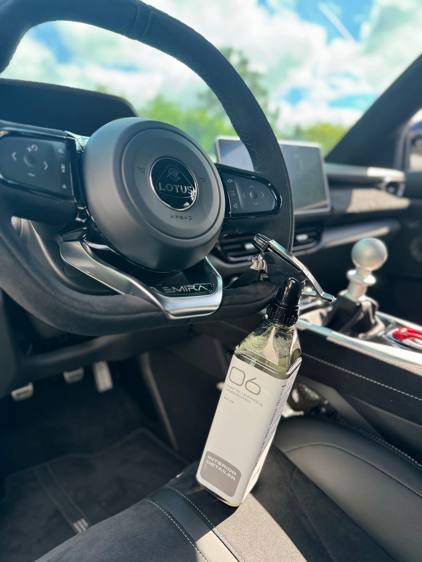 06 INTERIOR DETAILER